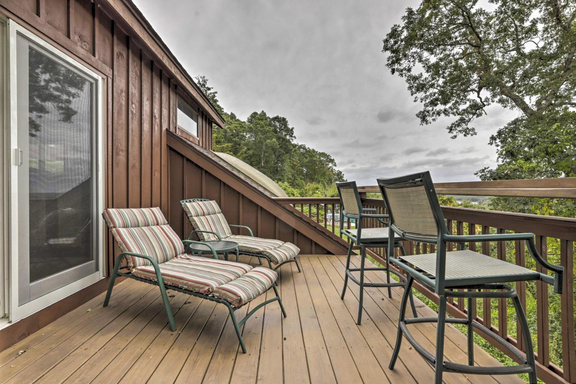 Hébergement de vacances Private With Deck And Spectacular Views! Uncasville